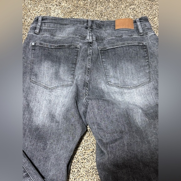 Judy Blue Jeans 16W Black Slim Fit Distressed 25” inseam 38” waistband to hem - Picture 4 of 9